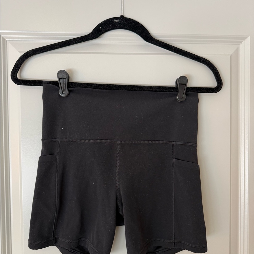 Athleta Salutation Stash Pocket II 5" Short